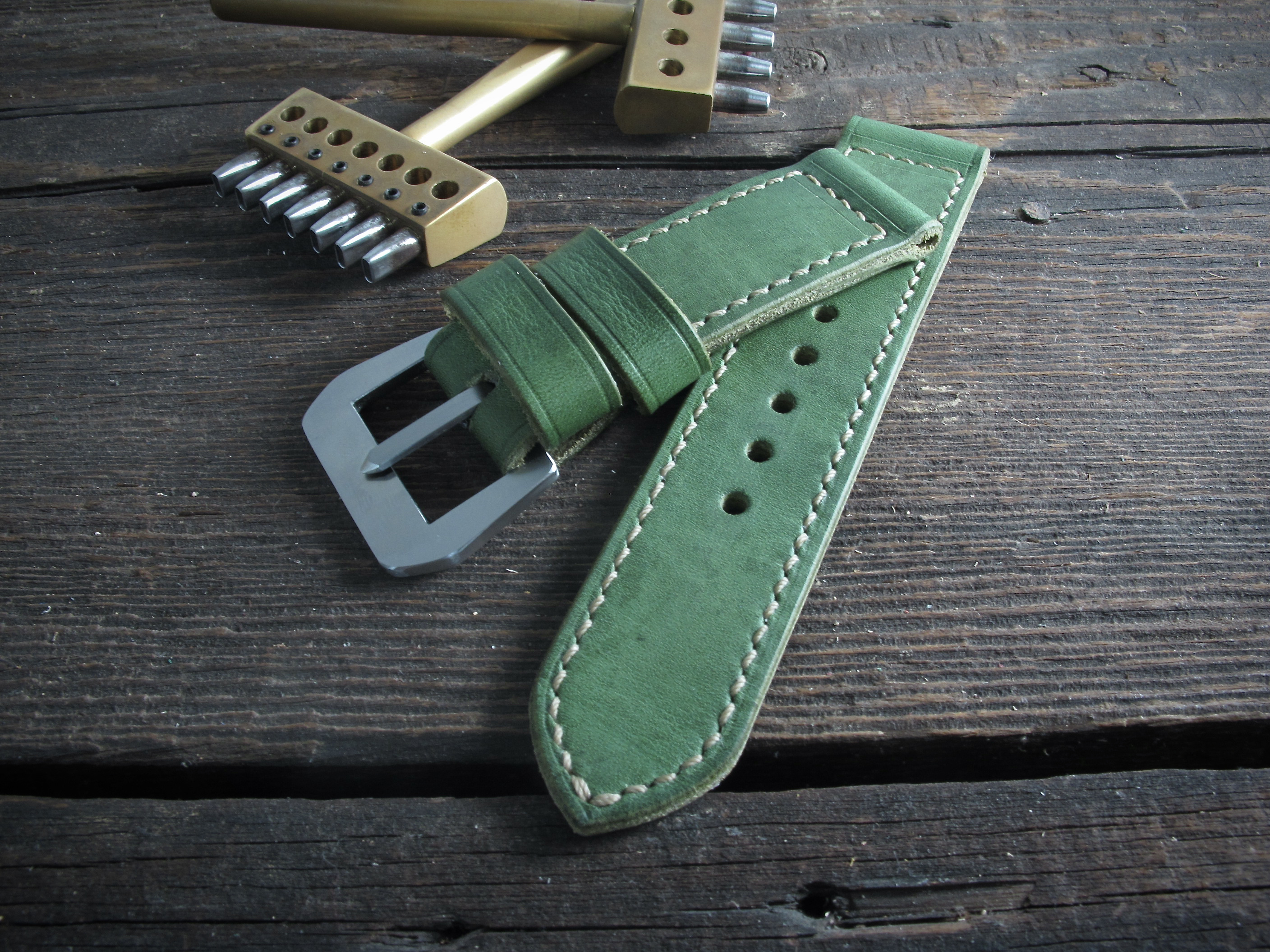 "Verde" handmade leather strap