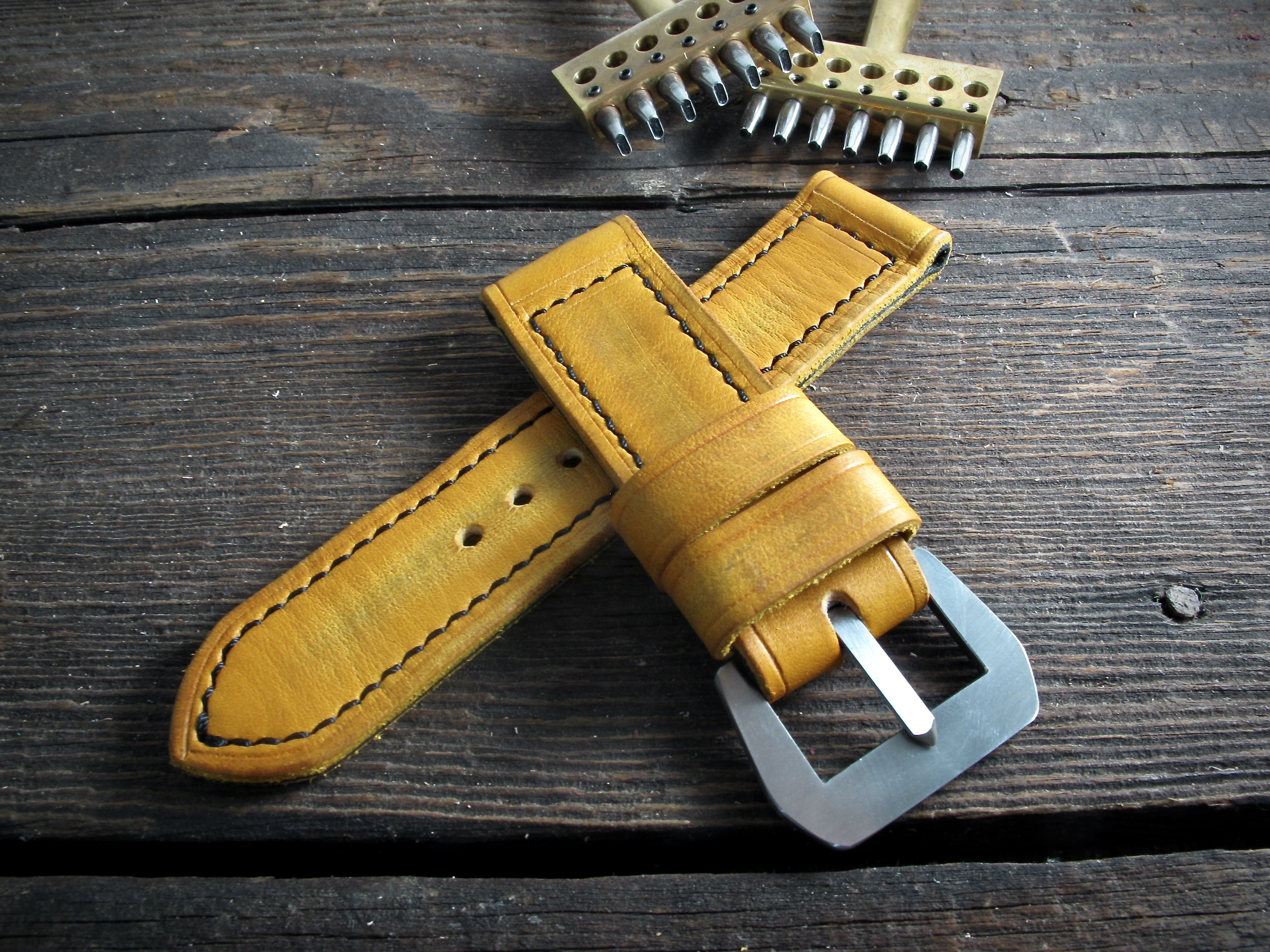 "Giallo" handmade leather strap